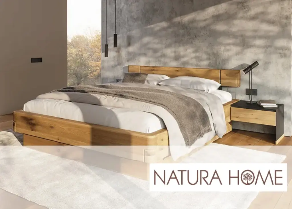 Modernes Massivholzbett aus Eiche mit natürlicher Maserung in ruhigem Schlafzimmer. Hochwertige Schlafzimmermöbel von NATURA HOME stehen für Nachhaltigkeit, Stabilität und erholsamen Schlaf.